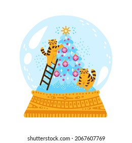 Tigres de Año Nuevo dentro de adorables bola de nieve de vidrio decoran el árbol de Navidad y los regalos