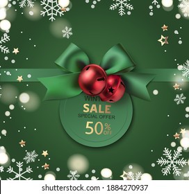 Plantilla de diseño de etiquetas de precios de venta de invierno y Navidad de Año Nuevo. Arco verde decorativo con campana roja y etiqueta de precio sobre fondo verde con copos de nieve y confeti estrella dorada. Ilustración de material vectorial