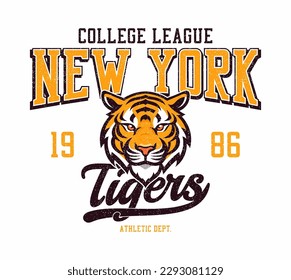 New York City College League, Tiger Team-T-Shirt-Design. College T-Shirt Print Design mit Tigerkopf und Grunge. Grafiken für Druckerzeugnisse, T-Shirt, Vintage-Sportbekleidung. Vektorgrafik.