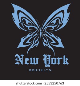 Texto gráfico del eslogan de la fuente gótica de la Nueva York con el diseño de la camiseta de la impresión de la ilustración de la mariposa Ropa fresca del hombre o de la mujer de la materia textil - Vector