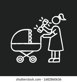 Icône blanche à la craie pour le nouveau-né sur fond noir. Femme avec un jouet de hochet. Mère avec poussette. Maman va marcher. Maternité, garderie. Illustration vectorielle isolée du tableau de bord