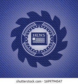 icono del periódico dentro del emblema con textura jean