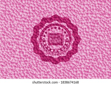 icono del periódico dentro del emblema rosa con fondo de burbujas. Ilustración vectorial. Detallado. 
