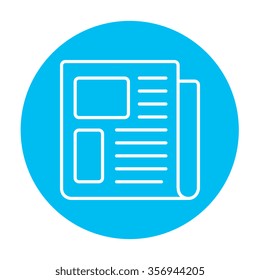 Icono de línea de periódico para web, móvil e infografía. Icono de blanco vector en el círculo azul claro aislado en fondo blanco.