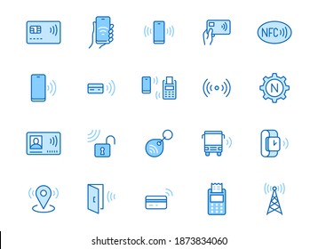 NFC-Zeilensymbol gesetzt. Nahe der Field Communication Technologie, kontaktlose Zahlung, Karte mit minimalem Chip, Vektorgrafik. Einfache Rahmenzeichen für Smartphone-Bezahlung. Blaue Farbe, bearbeitbarer Stroke.