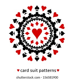 Trato de nieve para una tarjeta cardíaca. Corazón en el medio rodeado de espadas, diamantes y clubes.