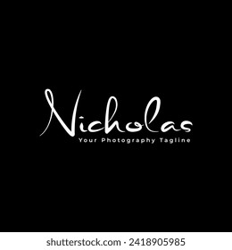 Logo de la firma manuscrita de Nicholas, Haz que cualquier negocio creativo destaque con esta firma, ¿eres fotógrafo, planificador de eventos o tienes un blog de estilo de vida, Este diseño del logo dorado es la elección correcta