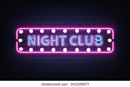 Club nocturno, discoteca o pub iluminado con luz de neón brillante, letrero retro en pared de ladrillo vector 3d realista con letras azules, lámparas de bombilla blanca e ilustración fluorescente rosa y violeta