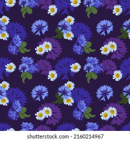 Campo nocturno con flores azules y blancas. Millefleurs. Estilo de la libertad. Patrón de flores de maíz silvestres, camomila