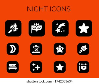 conjunto de iconos nocturnos. 12 iconos de noche rellenos. Incluye antorcha, luna, cama doble, máscara ocular, faro, estrellas, estrella de tiro, iconos de bar
