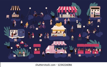 Mercado nocturno o feria al aire libre. Hombres y mujeres caminando entre puestos o quioscos, comprando bienes, comiendo comida callejera, hablando entre ellos. Ilustración vectorial colorida al estilo de las caricaturas planas.