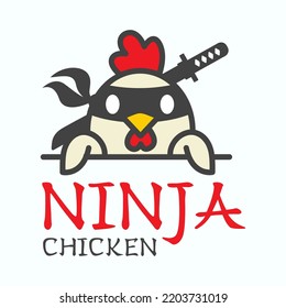 Logo de la caricatura graciosa del pollo Ninja. Mascota de carácter creativo para la escuela ninjutsu.