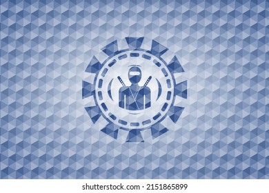 Ninja-Symbol in blauem Emblem oder Abzeichen mit geometrischem Musterhintergrund. 