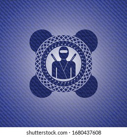 Ninja-Symbol innerhalb des Emblems mit hellblauem, hochwertigem Hintergrund