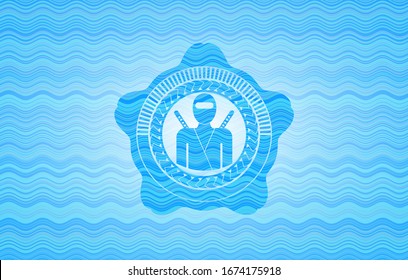 icono de ninja dentro del emblema del estilo de onda azul claro.