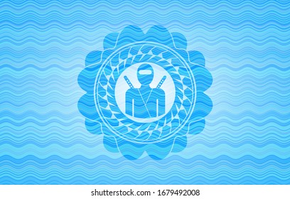 icono de ninja dentro del fondo de la placa de la ola azul claro.