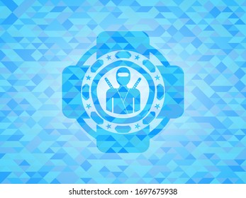 icono ninja dentro del emblema azul claro con fondo de mosaico triangular