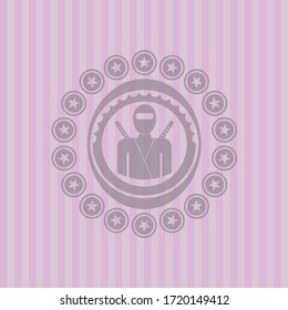 icono ninja dentro del icono rosa o emblema. Diseño conceptual. 