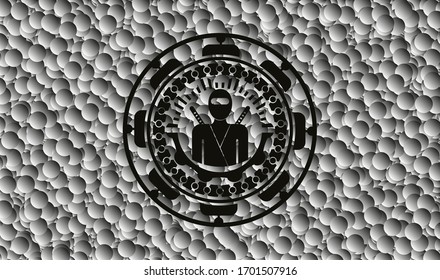 Ninja-Symbol in einem realistischen dunklen Emblem mit Blasenhintergrund. Vektorillustration Illustration. Detaillierte Angaben.