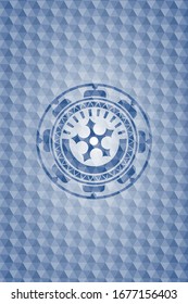 Ninja-Stern-Symbol in blauem Abzeichen mit geometrischem Hintergrund.