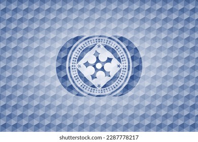 icono de estrella de ninja dentro del emblema azul o placa con fondo de patrón poligonal geométrico abstracto. 