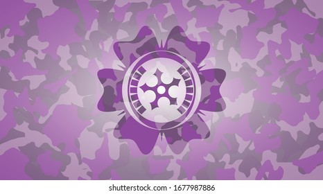 icono de estrella ninja dentro de la textura de camuflaje rosa y púrpura
