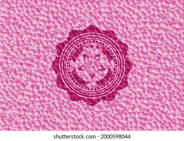 icono de estrella ninja dentro de emblema rosa realista con fondo de burbujas. Ilustración vectorial. Detallado. 