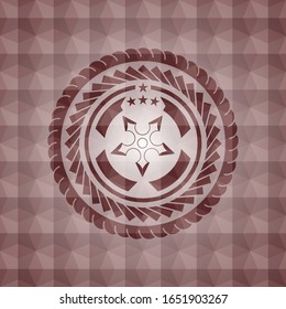 Ninja-Sternsymbol in rotem Emblem oder Abzeichen mit abstraktem, geometrischem, polygonalen Muster Hintergrund. Nahtlos.