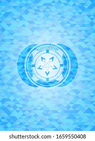 icono de la estrella ninja dentro del emblema azul cielo con fondo de estilo ecológico mosaico