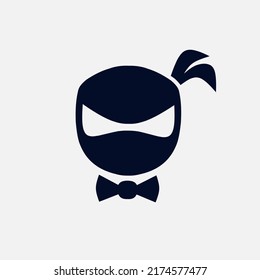 Logo minimalista de traje Ninja. Diseño simple de vectores espaciales negativos. Aislado con un fondo suave.