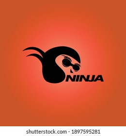 Icono guerrero Ninja. Sencillo logo de cabeza ninja negro serio.