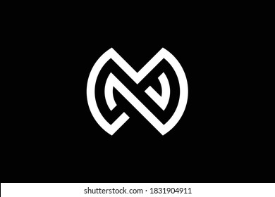 Diseño del logo de la carta de NM sobre fondo de lujo. Concepto del logotipo de la letra MN en monograma. Diseño de iconos de NM. Diseño de iconos de letras elegantes y profesionales MN sobre fondo negro. M N NM MN
