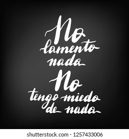 No lamento nada, no tengo miedo de nada, vector hand lettering. Translation from Spanish of phrase I do not regret anything, I'm not afraid of anything. Chalkboard blackboard lettering.