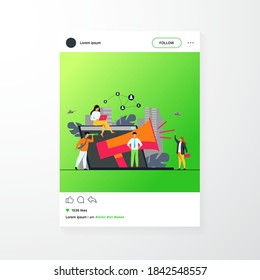 Geräumiges großes Megaphon. Sprecher gibt Neuigkeiten für Zielgruppen bekannt. Kann für beeinflusstes Marketing, Werbung, Kommunikationskonzept verwendet werden