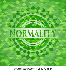 Emblema verde normalidad con fondo de mosaico triangular. Ilustración vectorial. Detallado.