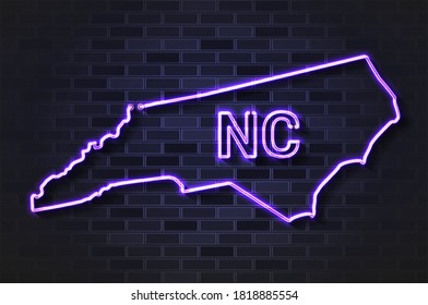 Mapa de Carolina del Norte con lámpara de neón brillante o tubo de vidrio. Ilustración vectorial realista. Muro de ladrillo negro, sombra suave.