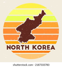 Nordkorea Logo. Unterschreiben Sie mit der Landkarte und farbigen Streifen, Vektorgrafik. Kann als Insignien, Logotyp, Etikett, Aufkleber oder Abzeichen Nordkoreas verwendet werden.