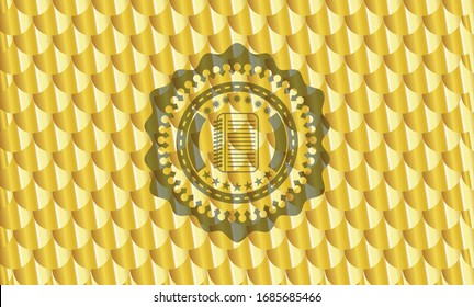 icono del libro de notas dentro de la placa dorada. Patrón de escalas. Ilustración vectorial. Detallado.