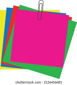 Nota papeles de colores diferentes con clip, fijado en un fondo blanco