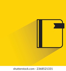 bloc de notas y marcador con sombra sobre fondo amarillo