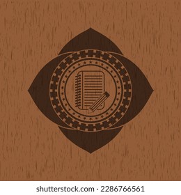 bloc de notas con icono de lápiz dentro de la placa con fondo de madera. 