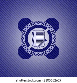 bloc de notas con icono de lápiz dentro del fondo del jean. 