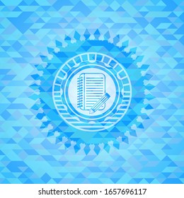 cuaderno con icono de lápiz dentro del emblema azul cielo con fondo de mosaico triangular