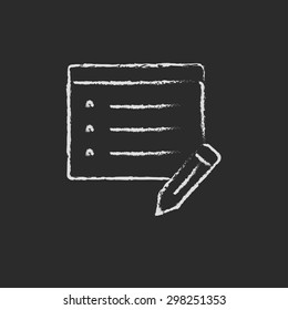 Bloc de notas y mano de lápiz dibujada en tiza sobre un icono blanco vectorial de pizarra en un fondo negro