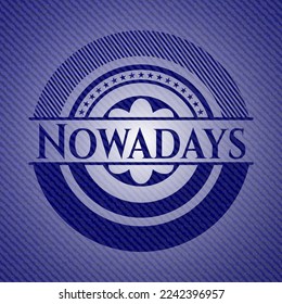 Hoy en día, insignia con textura de denim. Ilustración vectorial. Detallado. 