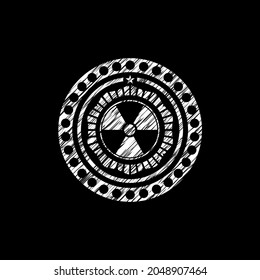 icono nuclear, radioactivo dentro del emblema de la pizarra. 