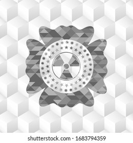 nukleare, radioaktive Symbol auf grauem Hintergrund mit geometrischem Würfel weißem Hintergrund