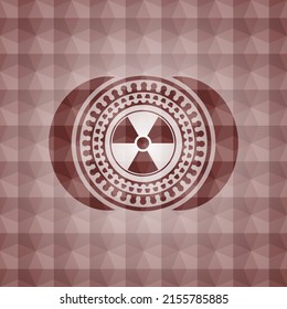 icono nuclear, radioactivo dentro del emblema rojo sin soldadura con fondo de patrón geométrico. 