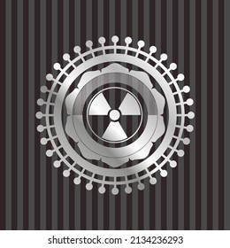 ícono nuclear, radioactivo dentro de la placa brillante plateada. 