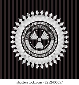 ícono nuclear, radioactivo dentro del emblema brillante plateado. 